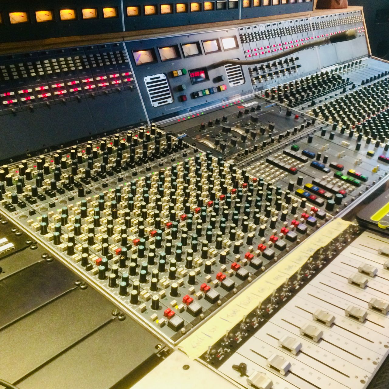 Neve V51 de 32ch + 2254